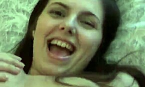 Dve nahé lesbické dievčatá vášnivo škriabu na nádhernej posteli