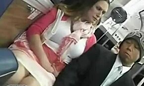 Tipă Busty Pipăită Și Degetată Public În Autobuzul Aglomerat