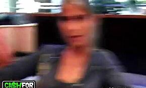 סרטון חיבוקים עם חברה מצלם זוג צ'כי צעיר 18+. המיטה הגדולה שלהם מארחת רגעים אינטימיים עם ברונטית.