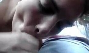 Omule, prietena mea suculentă mi-a făcut o muie dezordonată în mașină azi!