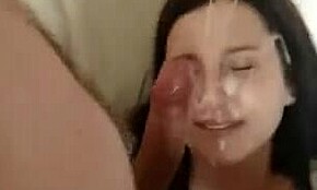 فتاة هاوية تستمتع بالسائل الساخن على وشها