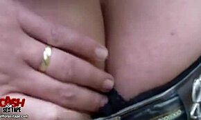 चूत आउटडोर एमेच्योर पोर्न के लिए फॉरेस्ट में तैयार हो रही है