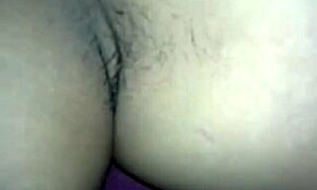 我那个淫荡的女友说：“让我在镜头前帮你手淫！”