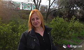 milf blondă riscantă debutează cu futut public în mașină