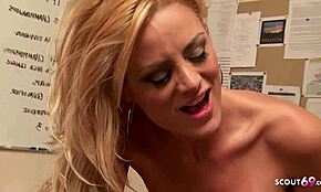 Duas MILFs de Peitos Grandes Seduzem Cara Jovem de Pau Enorme para Trio FFM