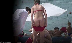 Milf excitată se bronzează goală pe plajă toată ziua și se cuplează noaptea târziu