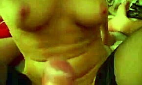 Dievča s krátkymi vlasmi a tmavými nechtami ovláda hlboký hrdlo a jazdi tvrdo v pančuchách