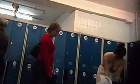 Vaalea tyttö mustissa alasuissa näyttää vartaloaan piilokameralla