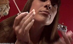 Belleza con flequillo revela su cuerpo en clip voyeur HD