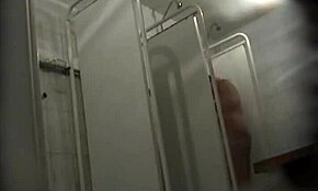 สาวบรูเน็ตต์สวยอาบน้ำเปลือยในวิดีโอกล้องซ่อน