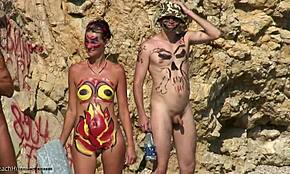 สาวซุกซนชอบวาดตัวเปลือยบนหาด