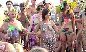 Егзибиционисткиње девојке показују гола тела прекривена бојом на плажи