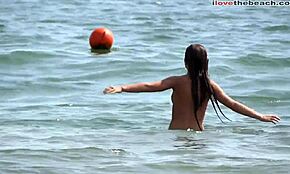 Dziewczyna z twardymi cyckami wiruje zabawnie w wodzie