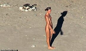 Šokiran sem nad tem nudističnim voyeur videom dolgonoge rjavolaske!