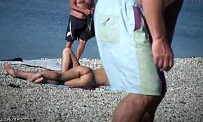 Gata peituda implora pro homem ajustar seu biquíni minúsculo na praia, tão tentador!