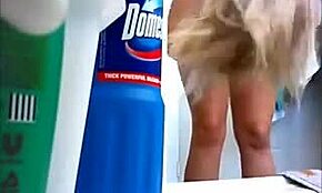 Verdorie, kijk deze dikke amateur die haar geschoren kut laat zien in de badkamer!