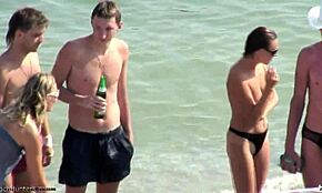 Calcinha Preta Amadora Gata Fuma e Poses Nua na Praia Escondida