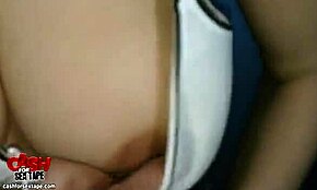 Момиче в лилави шорти показва задника си