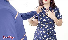 Mąż zrywa suknię Priyi, odsłaniając jej gorące ciało, potem mocno pieprzy ją w dupę z audio w hindi.