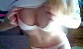 ey, ¿quieres ver a esta zorrita juguetona de 18+ quitarse la ropa con estilo?