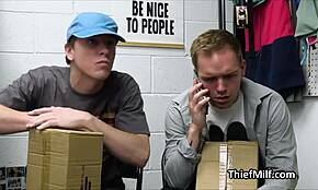 Samo hitro se fukava v pisarni z oficirjem