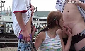 Hej, chceš se přidat k téhle 18leté blondýnce na veřejnou zábavu? Threesome se dvěma chlapy na nádraží, kdokoliv?