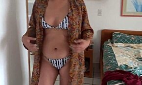 ว้าว ดูฉันในชุดชั้นในเซ็กซี่และบิกินี่บนหาด!
