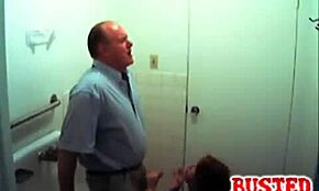 Çok yaşlı adam kızıl saçlı genç kızdan blowjob alıyor