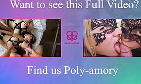 Δύο κορίτσια κάνουν πίπα καυτή σε τρίο