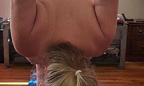 Momma Vee fait du yoga nu tôt le matin, montre ses gros seins naturels