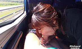 Nemůžu uvěřit, že mu chytla ten obří penis v autobuse