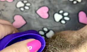 Ekstrem nærbilde stor klittor licking leketøy orgasme hårete fitte