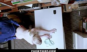 Молодая воровка жестко трахается в гараже, чтобы избежать уголовки