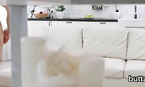 美しい小柄な18+ティーン、濡れたマンコを突かれ。小さなアナルもハードコア突き！