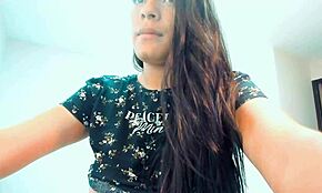 Vau, njeno neverovatno telo u kozpleju me oduševljava! Prstić na veb kameri je nestvaran 😍