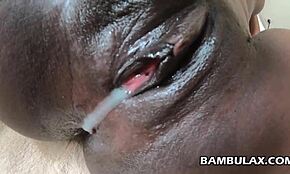 وااو، فتاة سوداء شابة جامعية تحصل على قذف في عمل منزلي!