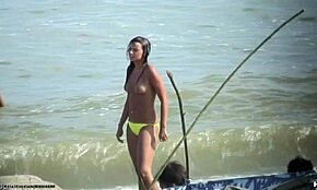 ОМГ, хванах топлес бомба да показва стегнати цици на нудистки плаж!