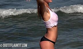 아름다운 베이비가 멋진 자연 속에서 토플리스 포즈 취해, 와! 🌿