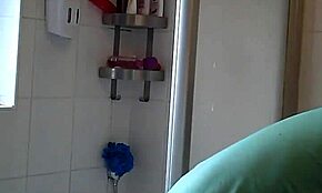 Bliski widok na niesamowite cycki amatorki na ukrytej kamerze