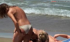 Kouřově horké kurvy se opalují nahoře bez a jsou tak nadržené!