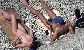 Uau, gata de pernas longas provoca o namorado na praia!