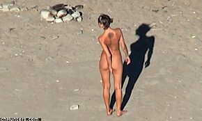 Adolescente 18+ aux jambes longues tease avec poses osées sur plage nudiste