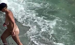 صوررت هذه الفتاة المحبة للفواكه على كاميرا الشاطئ المخفية