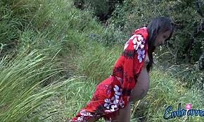 Adolescente embarazada de 18+ con tatuajes luce su culo grande al aire libre, ¡wow!