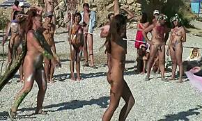 Hei, cewek nudis cantik lagi jago di kontes tari pantai!