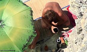 Nana blonde révèle corps bronzé sur caméra cachée de plage.