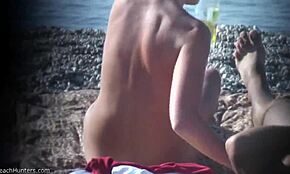 Blonde en lunettes exhibe son corps de plage parfait