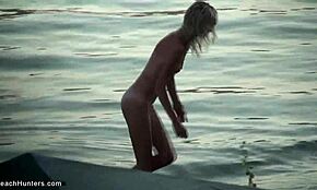 Světlovlasá kurva, ukaž to tělo ve vodě!