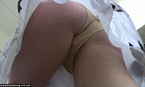 Tuhma blondi kiusaa minihameen alla