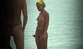 Nudis Amatir Pamer Tubuh Telanjang di Pantai Umum